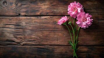 ai generato tre rosa cosmo fiori con un' germoglio e verde steli contro un' di legno sfondo foto