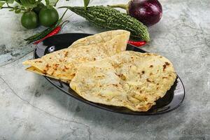 indiano tandori pane - naan con formaggio foto