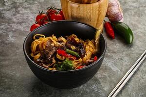 asiatico wok con spaghetto, verdure e Manzo foto