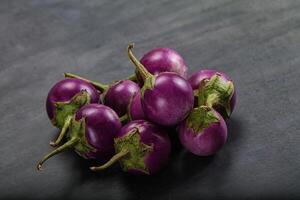 crudo piccolo viola asiatico bambino melanzana foto