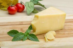 parmigiano formaggio al di sopra di tavola foto
