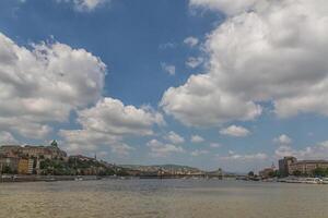 panorama della città di budapest con il fiume danubio foto