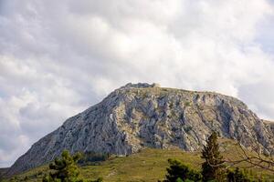 acrocorinto fortificato montagna a Peloponneso, Grecia foto