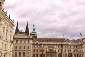 vecchia vista della città di Praga - vecchi edifici foto