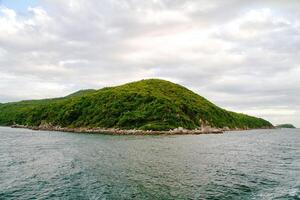 bellissimo mare blu dalle isole similan in tailandia, asia foto