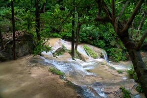 cascata di erawan, kanchanaburi, thailandia foto