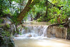 cascata di erawan, kanchanaburi, thailandia foto