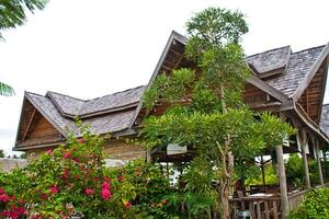 casa tailandese in legno foto