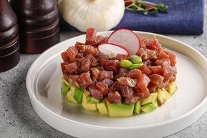 tonno tartaro con avocado e salsa foto