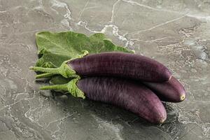 crudo maturo biologico melanzana con foglia foto