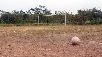 plastica palla su asciutto terra campo foto