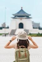 donna viaggiatore visitare nel taiwan, turista con zaino giro turistico nel nazionale chiang kai shek memoriale o sala la libertà quadrato, taipei città. punto di riferimento e popolare attrazioni. Asia viaggio concetto foto