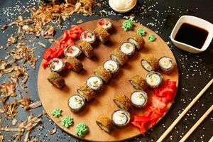 di legno piatto con Sushi e bastoncini foto