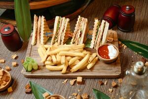 di legno taglio tavola con un' mucchio di francese patatine fritte foto