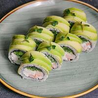 piatto di Sushi con fresco verde verdure foto