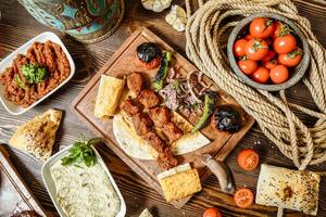 abbondante varietà di cibo su un' tavolo foto