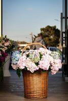 di vimini cestino pieno con rosa e bianca fiori foto