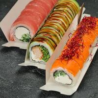 tre diverso tipi di Sushi su un' tavolo foto