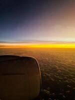 Visualizza di un' bellissimo cielo a partire dal un aereo finestra a tramonto. foto