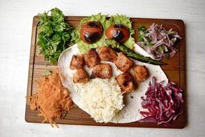 abbondante di legno taglio tavola con assortito cibo foto