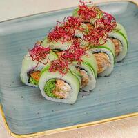blu piatto con Sushi coperto nel cetriolo foto