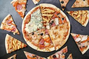 affettato Pizza con multiplo pezzi rimosso foto