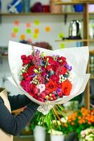 donna Tenere mazzo di fiori nel fiore negozio foto