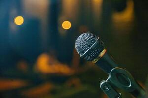 professionale microfono su In piedi per palcoscenico spettacoli foto