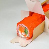 fresco salmone Sushi rotolo nel un' cartone portare fuori scatola foto