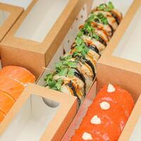 Sushi rotolo nel scatola con assortito Sushi foto