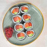 appena preparato Sushi con un' lato di rosso cavolo foto