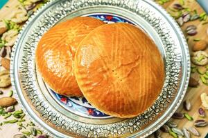 Due fette di pane su un' piatto foto