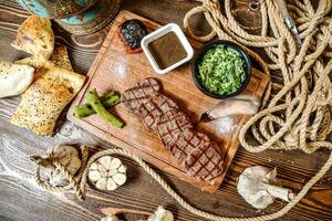 di legno taglio tavola con assortito carne e verdure foto