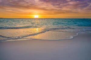 avvicinamento mare sabbia spiaggia. bellissimo spiaggia paesaggio. ispirare tropicale spiaggia paesaggio marino orizzonte. sognante tramonto cielo calma tranquillo rilassare tramonto estate umore. positivo energia, meditazione estate tropicale isola foto