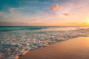 avvicinamento sabbia mare onde spiaggia. bellissimo panoramico paesaggio. ispirare tropicale paesaggio marino orizzonte. pace tramonto cielo calma tranquillo rilassare panorama. positivo energia, meditazione estate tropicale isola foto