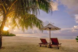 sorprendente spiaggia. sedie su il sabbioso spiaggia mare. lusso estate vacanza e vacanza ricorrere Hotel per turismo. ispirazione tropicale paesaggio. tranquillo scenario, rilassare spiaggia, bellissimo paesaggio design foto