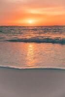 avvicinamento mare sabbia spiaggia. bellissimo spiaggia paesaggio. ispirare tropicale spiaggia paesaggio marino orizzonte. sognante tramonto cielo calma tranquillo rilassare tramonto estate umore. positivo energia, meditazione estate tropicale isola foto