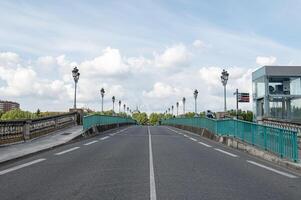 pont saint pierre, paesaggio urbano in una giornata di sole a tolosa, in francia, nell'estate 2022. foto