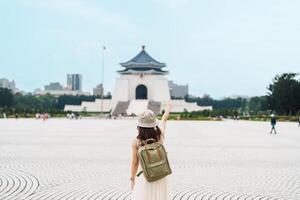 donna viaggiatore visitare nel taiwan, turista con zaino giro turistico nel nazionale chiang kai shek memoriale o sala la libertà quadrato, taipei città. punto di riferimento e popolare attrazioni. Asia viaggio concetto foto