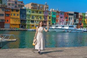 donna viaggiatore visitare nel taiwan, turista con cappello giro turistico nel chiglia, colorato zhengbin pesca porta, punto di riferimento e popolare attrazioni vicino taipei città . Asia viaggio concetto foto