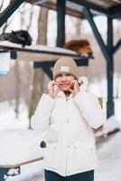 donna turista con carino Volpe su neve nel inverno stagione a zao Volpe villaggio, viaggiatore giro turistico miyagi prefettura. punto di riferimento e popolare per attrazione vicino mandai, tohoku, Giappone. viaggio e vacanza foto