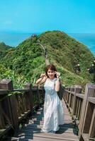 donna viaggiatore visitare nel taiwan, turista con zaino giro turistico nel bitou capo escursioni a piedi sentiero, nuovo taipei città. punto di riferimento e popolare attrazioni vicino Taipei. Asia viaggio concetto foto