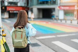 donna viaggiatore visitare nel taiwan, turista giro turistico a arcobaleno attraversamento pedonale nel ximending, taipei città. punto di riferimento e popolare attrazioni. Asia viaggiare, viaggio e vacanza concetto foto