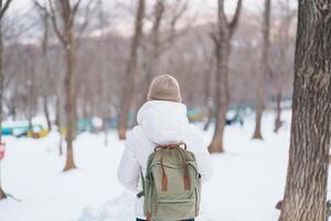 donna turista con neve nel inverno stagione a zao Volpe villaggio, viaggiatore giro turistico miyagi prefettura. punto di riferimento e popolare per attrazione vicino mandai, tohoku, Giappone. viaggio e vacanza foto