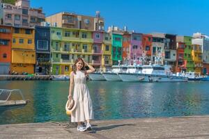 donna viaggiatore visitare nel taiwan, turista con cappello giro turistico nel chiglia, colorato zhengbin pesca porta, punto di riferimento e popolare attrazioni vicino taipei città . Asia viaggio concetto foto