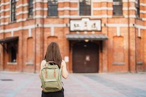 donna viaggiatore visitare nel taiwan, turista giro turistico a rosso Casa o vecchio Teatro nel Ximene, taipei città. punto di riferimento e popolare attrazioni. Asia viaggiare, viaggio e vacanza concetto foto