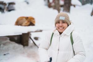 donna turista con carino Volpe su neve nel inverno stagione a zao Volpe villaggio, viaggiatore giro turistico miyagi prefettura. punto di riferimento e popolare per attrazione vicino mandai, tohoku, Giappone. viaggio e vacanza foto