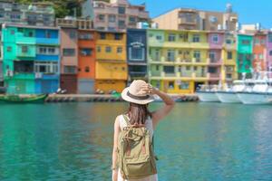 donna viaggiatore visitare nel taiwan, turista con zaino e cappello giro turistico nel chiglia, colorato zhengbin pesca porta, punto di riferimento e popolare attrazioni vicino taipei città . Asia viaggio concetto foto