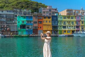 donna viaggiatore visitare nel taiwan, turista assunzione foto di smartphone e giro turistico nel chiglia, colorato zhengbin pesca porta, punto di riferimento e popolare attrazioni vicino taipei città. Asia viaggio concetto