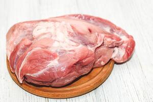 fresco pezzo di carne grande Maiale prosciutto su il tavola. foto